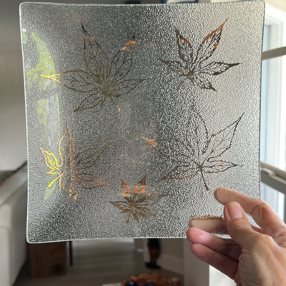 Modern Mid Century Glass Square Dish With Gold Leaf Embellishments - Picture 2 of 7